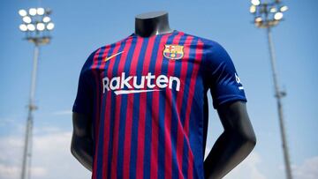 Coutinho helps unveil Barcelona's new home kit