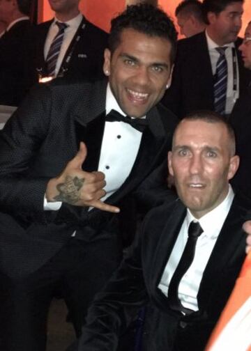 Dani Alves y Fernando Ricksen.