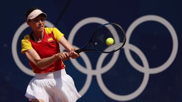 La tenista española Cristina Bucsa devuelve la bola a la canadiense Leylah Fernández en su partido de segunda ronda individual femenino de los Juegos Olímpicos de París 2024, este lunes, en el complejo Roland Garros, en París, Francia. EFE/ Juanjo Martín