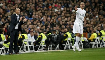 El francés comenzó su aventura con el pie derecho. Gracias a un triplete de Gareth Bale, consiguió su primer triunfo con un contundente marcador de cinco goles contra cero frente al Club Deportivo de La Coruña.