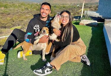 “En la cancha soy lateral izquierdo, en mi otra faceta soy ‘9′ y goleador”