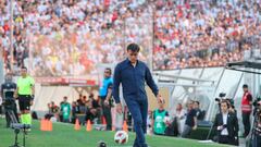 El entrenador de Colo Colo, Gustavo Quinteros, durante el partido de Primera División disputado en el estadio Monumental David Arellano.