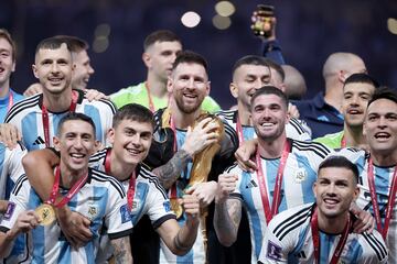 Leo Messi y el resto de jugadores argentinos celebran con la Copa del Mundo.