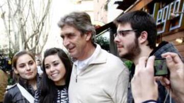 <b>ACLAMADOS. </b>Unos veinte aficionados animaron a los jugadores a la salida del restaurante.