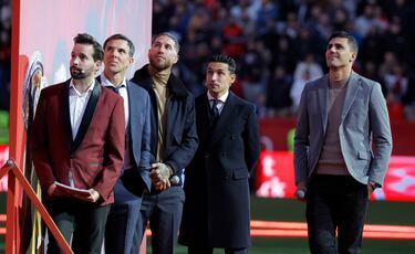 Jesús Navas rodeado de algunos de sus compañeros durante estos años.