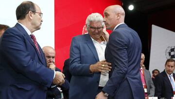 Rubiales saluda al padre de José Antonio Reyes, durante el homenaje a éste en la Ciudad del Fútbol.