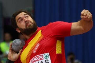 El atleta español Borja Vivas compite en lanzamiento de peso.