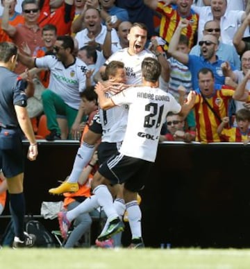 El defensa argentino del Valencia Nicolás Otamendi (detrás) celebra la consecución del tercer gol de su equipo ante el Atlético de Madrid.
