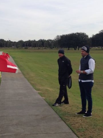 Javier Hernández recibió la visita del técnico de la Selección Mexicana, Juan Carlos Osorio, durante el entrenamiento del Bayer Leverkusen en Miami.