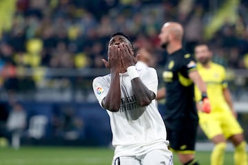 Vinicius se lamenta tras una ocasión fallada durante el Villarreal - Real Madrid. 