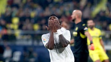 Vinicius se lamenta tras una ocasión fallada durante el Villarreal - Real Madrid. 