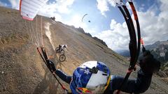 El piloto de MTB Kilian Bron realiza un descenso en Mountain Bike en sincron&iacute;a con dos pilotos de Speed Flying en los Alpes Franceses durante el verano del 2020. 