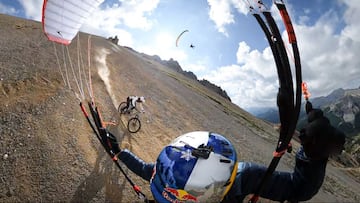 El piloto de MTB Kilian Bron realiza un descenso en Mountain Bike en sincronía con dos pilotos de Speed Flying en los Alpes Franceses durante el verano del 2020.
