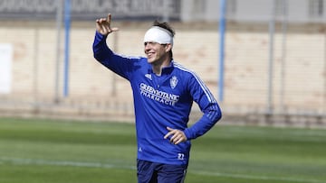 Francho, con un vendaje en la cabeza tras sufrir una brecha en el entrenamiento de esta mañana.