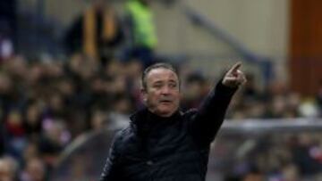 Juan Ignacio Martínez da órdenes desde la banda del Vicente Calderón