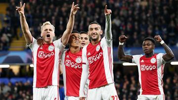 Van de Beek, Neres, Tadic, Ziyech y Promes celebran un gol en Stamford Bridge.
