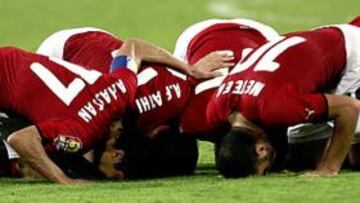 <b>HASSAN PUEDE SER EL MÁS LAUREADO.</b> Ahmed Hassan (en la imagen superior con el brazalete de capitán) ya es el futbolista africano con más partidos internacionales con su selección (171) y puede esta tarde convertirse en el único jugador con cuatro Copas de África en su palmarés, ya que ganó los torneos de 1998, 2006 y 2008.