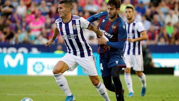 GRAF4236. VALENCIA, 31/08/2019.- El delantero del Real Valladolid Sergio Guardiola (i) se escapa de Jos&eacute; Campa&ntilde;a, del Levante UD, durante el partido de la tercera jornada de Liga en Primera Divisi&oacute;n que se juega hoy s&aacute;bado en e