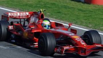 <strong>ENTRENAMIENTOS.</strong> Felipe Massa marcó el mejor tiempo (1.20.508) por delante de su compañero de escudería, el probador Luca Badoer.