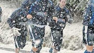 <b>OTRA NEVADA EN ZUBIETA</b> Ni Savio, ni Herrera, ni Skoubo
el gran protagonista en Zubieta estos días es ¡la nieve! Por segundo día consecutivo los campos de entrenamiento aparecieron cubiertos por una espesa capa de nieve que mediatizó el trabajo de los hombres de Lotina. La ola de frío que azota esta semana Guipúzcoa también se ha instaurado enZubieta, donde ha entorpecido lalabor de jugadores y medios informativos.