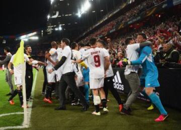 Los jugadores del Sevilla celebran su triunfo.