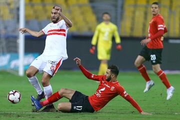 El violento derbi que se juega en El Cairo y dirigen árbitros extranjeros Desde hace unos cuantos años, el derbi de Egipto entre el Al Ahly y el Zamalek se juega a puerta cerrada debido al odio brutal que se tienen ambas aficiones, lo dirigen árbitros extranjeros y se ha llegado a disputar lejos de la capital egipcia (Abu Dhabi, por ejemplo) en busca de una neutralidad en la que ninguno de los dos equipos cree… y aún así siguen produciéndose situaciones que, aunque pueden parecer bromas de mal gusto, pueden detonar serios incidentes entre ambas aficiones: en 1966 un penalti dudoso significó la suspensión del partido… provocando incidentes entre ambas aficiones por las calles cairotas, se incendiaron fábricas y con más de 300 heridos. La Liga no se reanudaría tras un período de cinco años de ausencia… El fútbol llegó a Egipto a comienzos del siglo XX, bajo el mandato colonial británico. El Al Ahly fue fundado en 1909, representando un fuerte deseo por la independencia. Estaba compuesto por gente ajena a las elites, que por entonces eran las que conformaban las clases más pudientes y con acceso a todo tipo de comodidades. Viene a representar a la figura de la clase baja. Dos años después surgirá el Zamalek (llamado con este nombre desde la década de los 50), su gran rival. Fundado por un ingeniero belga que trabajaba en la construcción del ferrocarril con el nombre de Al Mukhatalat, es todo lo contrario: representa a las clases altas y poderosas, intelectuales, artistas... Es un duelo entre clases muy diferenciadas, muy politizado, y en el que cualquier gesto puede convertirse en una señal para que estalle otro conflicto.