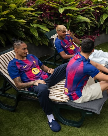 El vigente campeón liguero presentó su nueva camiseta que contiene el tradicional blaugrana, pero con un diseño innovador, ya que sus colores se funden entre sí en cada franja vertical. No obstante, se trata de una réplica. Si quieres la camiseta que llevan los futbolistas deberás desembolsar 149’99 euros.