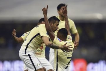 Así se vivió tanto en la cancha como en la cancha la rivalidad entre Águilas y Pumas la noche del sábado en el Azteca.