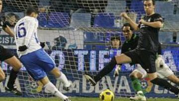 <b>FATÍDICO. </b>Braulio bate por bajo al portero realista Claudio Bravo y anota el gol de la victoria zaragocista en el minuto 89.