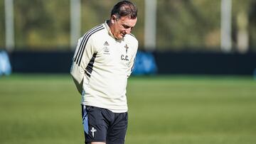 El entrenador portugués Carlos Carvalhal, pensativo, durante un entrenamiento del Celta.