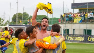 Los jugadores del C&aacute;diz celebran el ascenso a Segunda Divisi&oacute;n B.