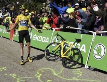 Froome se baja de la bicicleta y recorre parte del Tour a pie