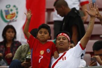 Hinchas de la seleccion peruana alientan a su equipo antes del partido valido por las clasificatorias al mundial de Rusia 2018 contra Chile disputado en el estadio Nacional de Santiago, Chile.