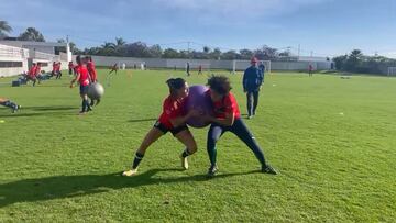 Jugadoras de Chivas Femenil muestran su fuerza con pelotas.