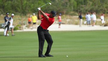 Tiger Woods golpea la bola durante el und&eacute;cimo hoyo en la &uacute;ltima jornada del Hero World Challenge.