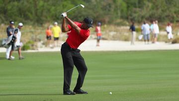 Tiger Woods golpea la bola durante el und&eacute;cimo hoyo en la &uacute;ltima jornada del Hero World Challenge.