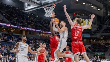 Dzanan Musa, alero del Madrid, supera a los manresanos Amida Brimah y Marcis Steinbergs.