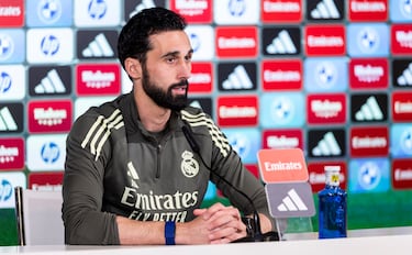 Arbeloa: “Si alguien no está contento... viene al sofá gris”