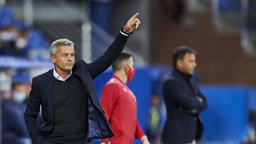 VITORIA-GASTEIZ, SPAIN - OCTOBER 26: Head coach Fran Escriba of Elche CF reacts during the LaLiga Santander match between Deportivo Alaves and Elche CF at Estadio de Mendizorroza on October 26, 2021 in Vitoria-Gasteiz, Spain. (Photo by Juan Manuel Serrano