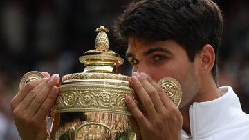 Carlos Alcaraz, con el trofeo de Wimbledon.