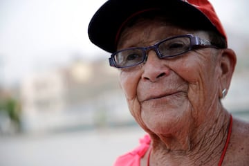 Maria Angelica Ramos a sus 92 años de edad, sigue entrenando a jovenes y niños en el distrito de Los Olivos en Lima, con la misma ilusión desde hace más de 40 años.