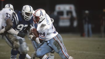 El corredor disputó de ocho años en los emparrillados, mayormente con los extintos Houston Oilers, así como New Orleans Saints. Éste fue líder en yardas terrestres sus primeros tres años en la NFL (1978-1980) y se llevó también en ellos el Jugador Ofensivo del Año AP. Actualmente, Campbell tiene su busto en Canton, Ohio, luego de acumular también cinco selecciones al Pro Bowl y tres más al equipo ALl-Pro. El back, egresado de Texas, se retiró con 31 años de la NFL.