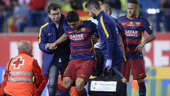 Luis Su&aacute;rez is assited after being injured. 