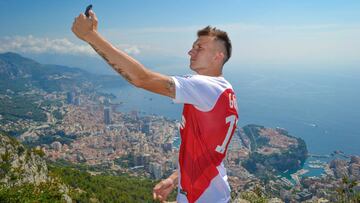 Golovin se saca un selfie con M&oacute;naco de fondo. 