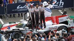 Fernando Alonso, Kazuki Nakajima y Sebastien Buemi celebran el triunfo en Le Mans.
