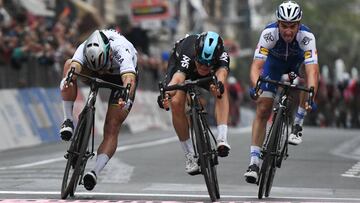 Michal Kwiatkowski, Peter Sagan y Julian Alaphilippe lanzan el sprint en la Mil&aacute;n-San Remo 2017.