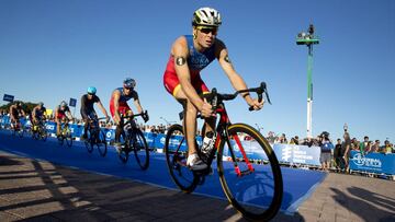 Javier G&oacute;mez Noya rueda en bicicleta durante la &uacute;ltima prueba de las Series Mundiales de Triatl&oacute;n de 2015 celebrada en Chicago.