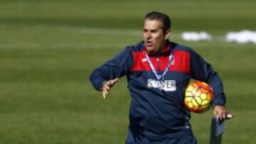 José Ramón Sandoval, durante un entrenamiento del Granada