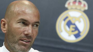 GRA121. MADRID, 08/09/2017.- El técnico francés del Real Madrid, Zinedine Zidane, durante la rueda de prensa posterior al entrenamiento realizado hoy en la Ciudad Deportiva de Valdebebas para preparar el partido de la tercera jornada de Liga de Primera División, que el conjunto blanco disputa mañana contra el Levante en el estadio Santiago Bernabéu. EFE/Mariscal