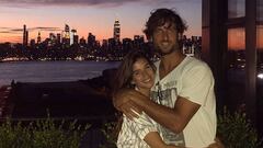 Feliciano L&oacute;pez y Sandra Gago posando abrazados y sonrientes durante sus primeras vacaciones de verano juntos.